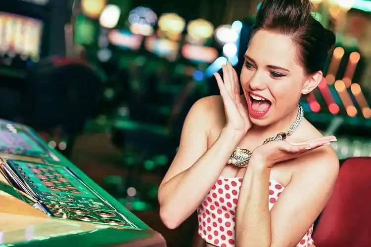 Mobile-friendly Sic Bo explanation on 77 bet dark neon interface